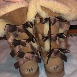Bow tie ugg boots size 4